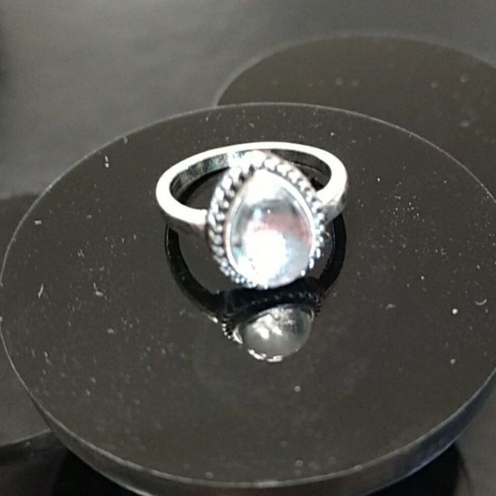 Silver tone clear stone fashion ring Size 5.5